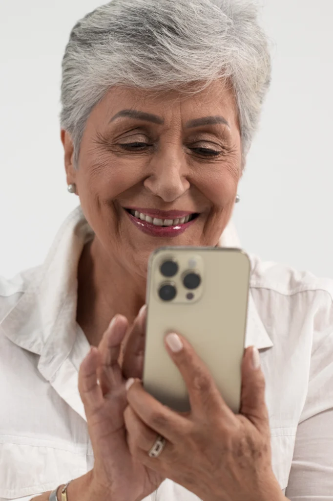 INICIO portrait senior woman with smartphone